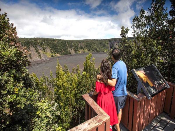 Couple at Puʻu Puaʻi Overlook